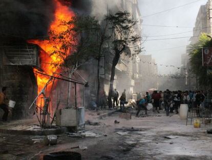 Ciudadanos en Alepo tratan de apagar un incendio provocado por un ataque el 20 de octubre. 