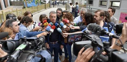 El lehendakari i candidat a la reelecció, Íñigo Urkullu, atén als mitjans de comunicació després d'exercir el seu dret de vot a les eleccions autonòmiques, a Durango (Bizkaia).