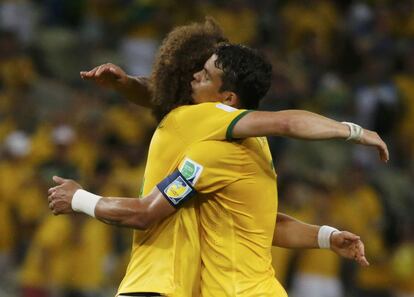 David Luiz e Thiago Silva celebram a vitória.