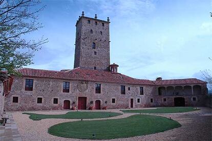 La torre árabe, cuya construcción se inició en el siglo X, y el palacio rural de Aldealseñor, a 19 kilómetros de Soria.