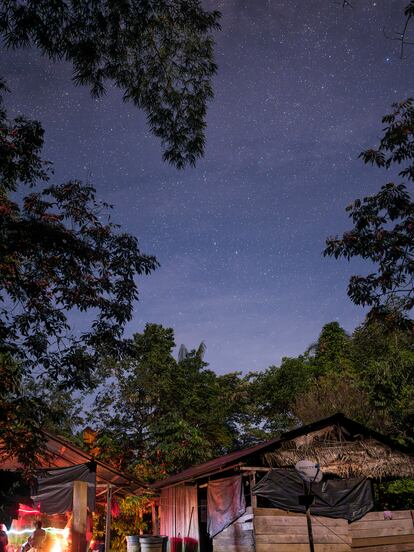 El cielo estrellado sobre la vivienda de Javier Gómez, capitán de Murutinga. En su etnografía sobre las comunidades de la región.