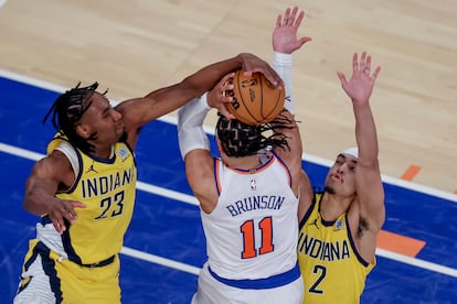 Aaron Nesmith y Andrew Nembhard, defendiendo ante Jalen Brunson.
