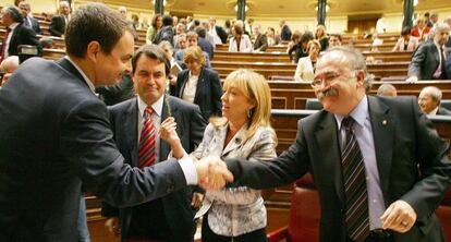 Zapatero saluda a los tres representantes que el Parlamento catalán mandató para defender la toma en consideración del proyecto: Manuela de Madre, Artur Mas y Josep Lluis Carod Rovira.