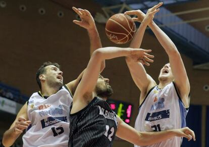 Germán Gabriel, del Bilbao Basket, pelea un rebote con Oriol Junyent y Mike Muscala.