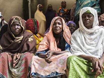 Un grupo de viudas nigerianas, que han perdido a sus maridos en el conflicto entre Boko Haram y el ejército del país, esperan la distribución de alimentos.