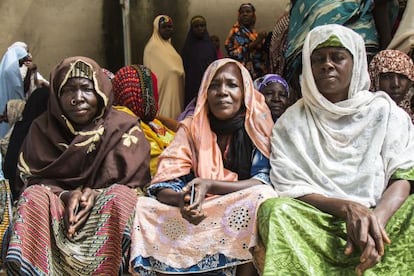 Un grupo de viudas nigerianas, que han perdido a sus maridos en el conflicto entre Boko Haram y el ejército del país, esperan la distribución de alimentos.