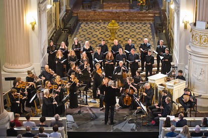 The Constellation Choir & Orchestra y Sir Jonn Eliot Gardiner durante el concierto que ofrecieron en la Nikolaikirche de Leipzig el pasado viernes.