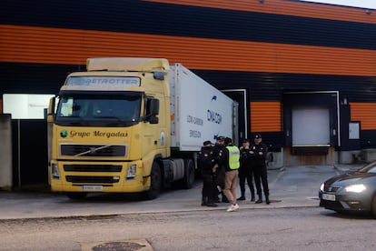 Registro policial en la nave de Cambre donde se halló el mayor alijo de cocaína de la historia de Galicia.