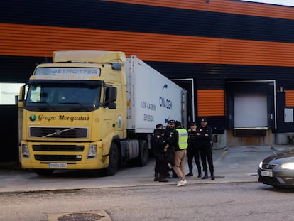 La Policía Nacional y la Agencia Tributaria decomisaron el pasado martes ocho toneladas de cocaína en Cambre (A Coruña), que se transportaron por carretera desde el puerto de Vigo.