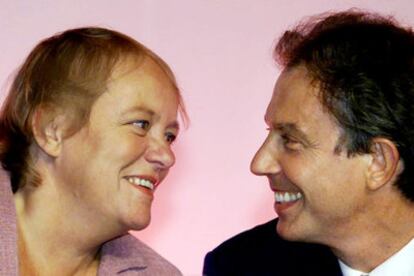 Mo Mowlam, junto a Tony Blair, en una fotografía de septiembre de 2000.