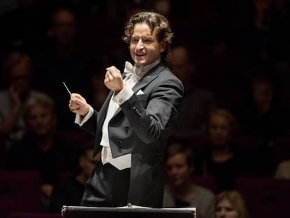 El director de orquesta Gustavo Gimeno mientras dirige a la Orchestra Philharmonique du Luxembourg.