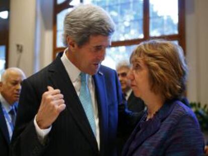 La jefa de la diplomacia europea, Catherine Ashton (d), conversa con el secretario de Estado de EEUU, John Kerry (i), antes del comienzo de la conferencia de paz para Siria celebrada en Montreux (Suiza). EFE/Archivo