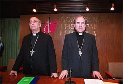 Los obispos auxiliares de Madrid, Eugenio Romero (a la izquierda), y de Toledo, portavoz Juan José Asenjo.