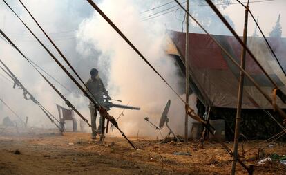 Un trabajador municipal fumiga la carpa de un circo como parte de una campa?a para acabar con los mosquitos que portan el dengue en Bombay (India).