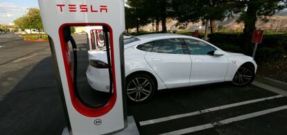 Un cargador de bater&iacute;as de Tesla en California.