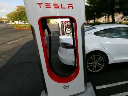 Un cargador de bater&iacute;as de Tesla en California.