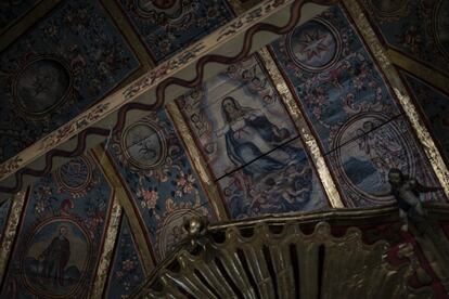 Detalles de las figuras que decoran el cielo de la capilla del antiguo hospital en Nurio, adyacente a la iglesia. Este inmueble no sufri ningn deterioro por el incendio y an muestra la riqueza de su colorido.