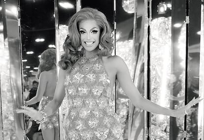 Valentina, de origen mexicano y participante en la actual cuarta edición del reality All Stars, posa para los fans en la última convención DragCon celebrada en Los Ángeles.