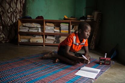 Hussaini, de 14 años, escucha las lecciones que se transmiten como parte del programa Radio Educación en Emergencias en Dori, Burkina Faso. Desde que su escuela fue destruida, y él y su familia se vieron obligados a escapar de su aldea, no ha puesto un pie en un aula. "Me encantaba la escuela, leer, contar y jugar durante el recreo", dice Hussaini. "Ha pasado un año desde la última vez que fui a la escuela". Gracias a una radio que recibió como parte de un programa piloto de Unicef, Hussaini puede seguir aprendiendo. Pero echa de menos su antigua escuela: "Tuvimos buenos maestros, no sé dónde están hoy".