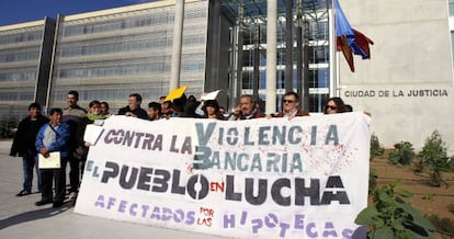 Personas afectadas por procedimientos de desahucio y miembros de la Plataforma de Afectados por la Hipoteca durante una protesta.