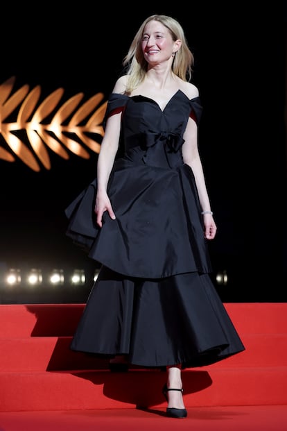 La directora Alba Rohrwacher, de negro con un vestido con dos grandes volantes de Chanel.