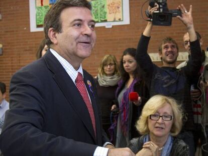El candidato de Solidaritat (SI) a la presidencia de la Generalitat, Alfons L&oacute;pez Tena, ha votado hoy en Barcelona.  