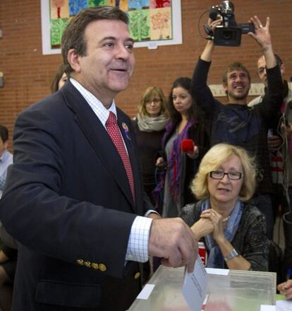 El candidato de Solidaritat (SI) a la presidencia de la Generalitat, Alfons L&oacute;pez Tena, ha votado hoy en Barcelona.  