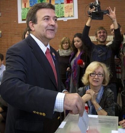 El candidato de Solidaritat (SI) a la presidencia de la Generalitat, Alfons López Tena, ha votado hoy en Barcelona.