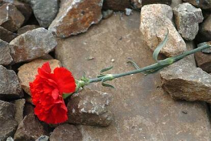 Un clavel rojo recuerda el horror en la estación de Santa Eugenia, donde 16 personas perdieron la vida y 50 resultaron heridas.