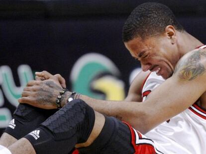 Rose se duele de la rodilla ante Atlanta Hawks