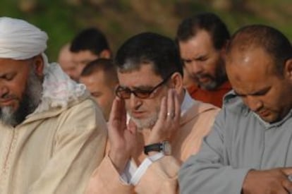 Laarbi Mateeis (con gafas), durante un rezo en el Ramadán en Ceuta.