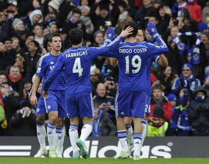 Cesc y Diego Costa celebran el gol del hispanobrasileño.