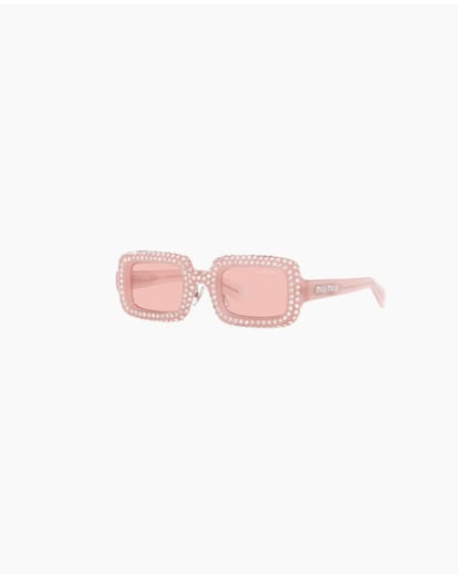 Miu Miu. Son tiempos de exceso, y la mirada no iba a ser menos. Ese glamour ‘plastificado’ que abanderó Paris Hilton al comienzo del nuevo milenio se refleja en este diseño tan adorable con frontal en rosa opalina y brillantes junto a cristales en el mismo tono. 430 euros.