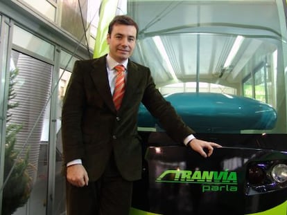Tomás Gómez con el tranvía de Parla, en noviembre de 2005.