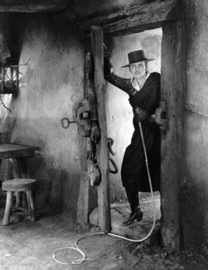 Douglas Fairbanks en un fotograma de la película "Don Q, hijo del Zorro" (1925) , de Donald Crisp.