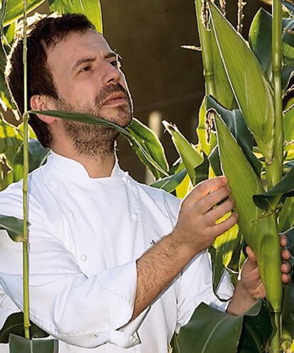 "Mi cocina recurre bastante a la memoria del gusto, a la tradición, a lo que comía de crío", dice Nacho Manzano (La Salgar, 1971), que se crío entre los fogones de Casa Marcial, en la pequeña aldea de La Salgar. A los 22, muy precoz, reformaba su Casa e instalaba una cocina industrial con toda la familia involucrada. Luego, uno tras otro, vinieron los éxitos. Ahora ya suma dos estrellas Michelín, una recibida en 1999 y otra este año, lo que le convierte en uno de los mejores restaurantes de España. "Mi cocina es muy limpia, en el sentido de que se muestran las cosas tal como son, es una cocina muy delicada", explica. Utiliza productos de la región, mucho <i>pitu de caleya</i> (pollo de corral) o pieles de pescado y algas, "todo con una personalidad bastante particular".