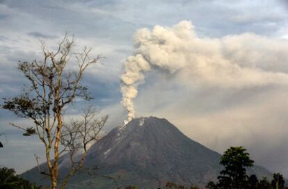 Vista del Monte Sinabung en Sumatra, al norte de la isla indonesia, que entró en erupción por segunda vez en 24 horas.