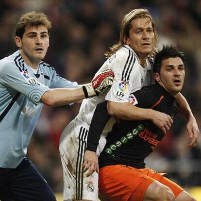 Casillas, Salgado y Villa, expectantes ante un balón colgado sobre el área.