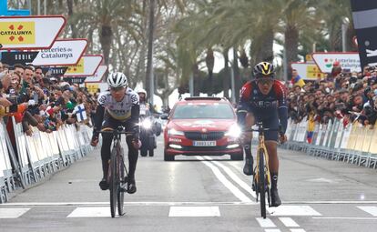 El ciclista ecuatoriano Richard Carapaz (d) se impone en el esprint de Cambrils al colombiano Sergio Higuita. EFE