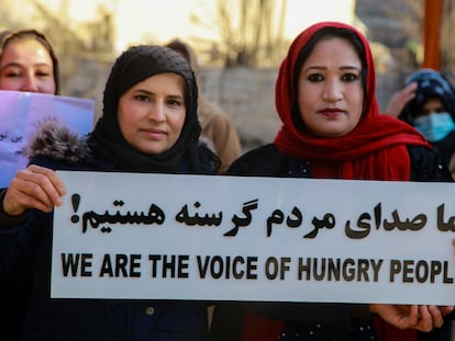 Manifestación de mujeres afganas para exigir empleo, alimentación, educación y mejores condiciones de vida bajo el régimen talibán durante una protesta en Kabul, el pasado 28 de diciembre de 2021.