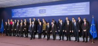 Fotografía de familia de los asistentes a la cumbre de Jefes de Estado y de Gobierno de la Unión Europea (UE) que se celebra en Bruselas en la que los Veintisiete tratarán de cerrar el presupuesto comunitario para 2014-2020.