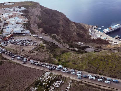 Decenas de vehículos hacen cola para llegar al puerto de Athinios en la isla de Santorini, este lunes.