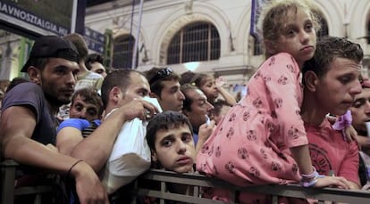 Refugiados se agolpan en una estacin de tren en Budapest.