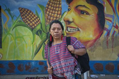 En Guatemala existen 339 licencias mineras vigentes y otras 419 en trámite. En los últimos cuatro años se han registrado 1.641 agresiones contra personas defensoras de derechos humanos.<p><b>Lolita Chávez Ixcaquic</b></p>Santa Cruz (Guatemala). Nació el 15 de septiembre de 1972. Esta indígena quiché fue cofundadora en 2007 del Consejo de Pueblos K’iche’s por la Defensa de la Vida, Madre Naturaleza, Tierra y Territorio (CPK). Está amenazada de muerte en su país y vive fuera de Guatemala desde 2017. Su oposición a la minería extractiva y a las hidroeléctricas ha provocado su persecución.