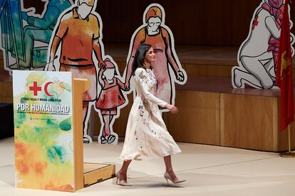 La reina, en la entrega de las medallas de oro de la Cruz Roja en Zaragoza.