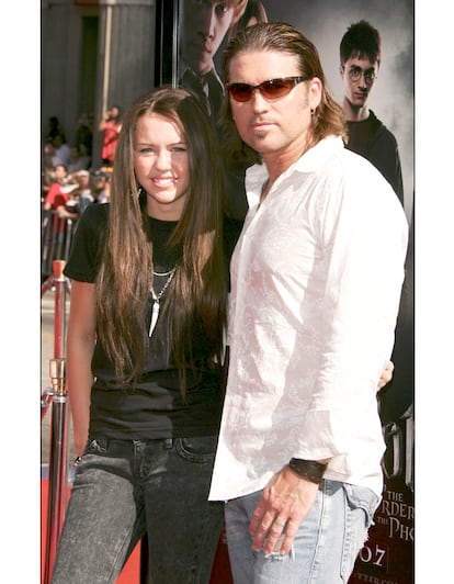 Una instantánea de los días idílicos que vivieron Miley y su padre, Billy Ray Cyrus, antes de que el cruce de insultos y acusaciones acechara a la familia. La herencia de estilo country que profesaba su padre se dejaba notar en los estilismos de la cantante/actriz.