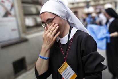 Una monja llora después de haber visto al papa Francisco en Cracovia, Polonia. 

