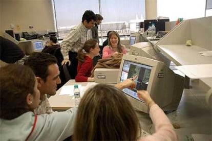 Alumnos del Instituto Superior de la Energía (ISE) trabajando en un proyecto.