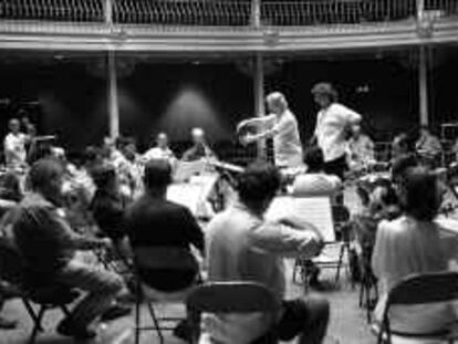 B 36155 (2/Ago/00) curso internacional de dirección de orquesta en Igualda (Barcelona). Director: Antoni Ros Marbá.-Foto: Joan Guerrero