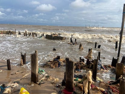 Restos de edificios en Ayetoro, Nigeria, que va desapareciendo a medida que aumenta el nivel del mar.